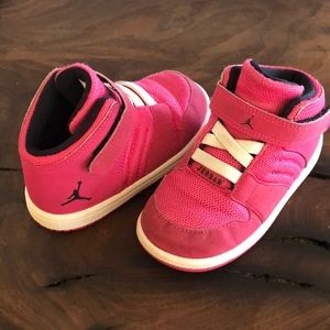 Toddlers high tops Nike Air Jordan’s pink.